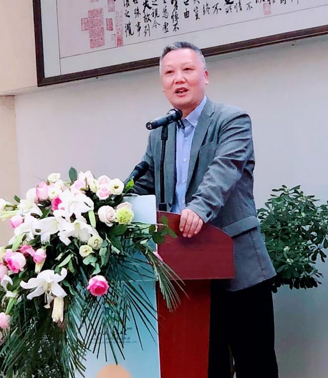 著名太极文化学者余功保先生主持论坛活动