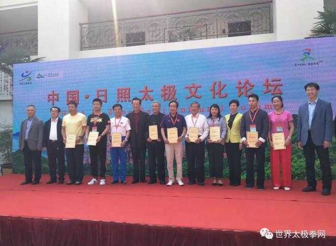 向参加论坛的特邀嘉宾颁发证书