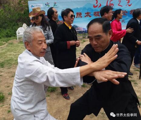 霍培林、梅墨生切磋推手功夫