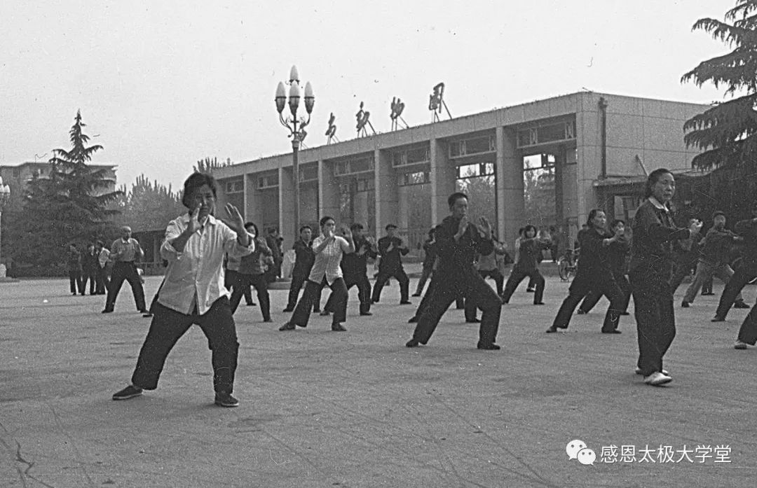扎西在西安动物园门口授拳