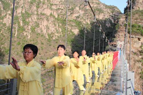 “太极乐享天地之美”空中太极精彩图片(五)