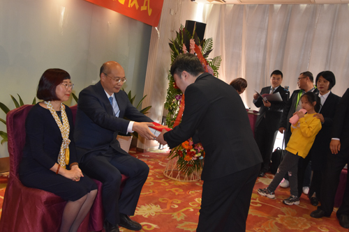 周毕文老师回赠图书