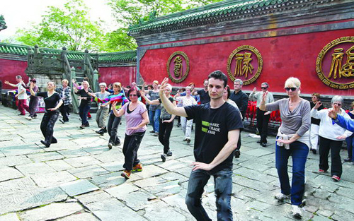 42名来自法国的中国文化迷们在武当山太子坡习练太极。