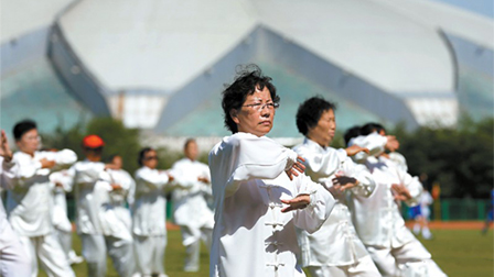 图为新疆维吾尔自治区太极拳协会会员正在进行太极拳表演