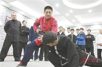 在陈家沟太极拳大师公开课上,太极拳名师陈志强与学员切磋技艺