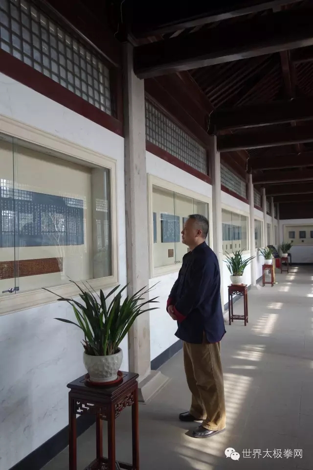 在米芾书法公园内观赏碑帖