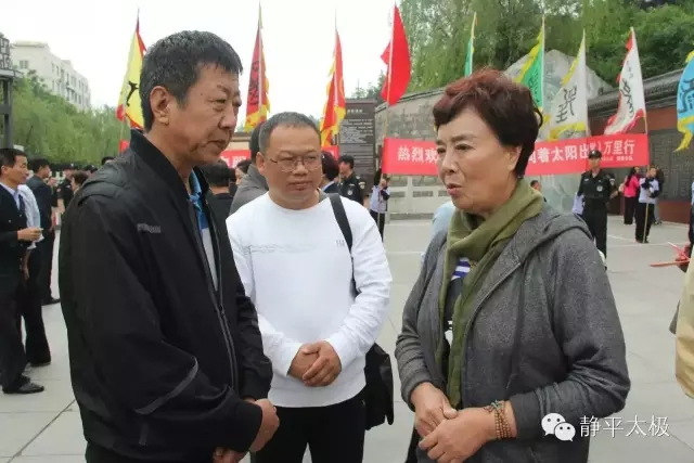 张淑琴和宝鸡陈氏太极拳研究会 会长王培军交谈 白安有介绍关于在太阳城创建太极武术队的基本情况