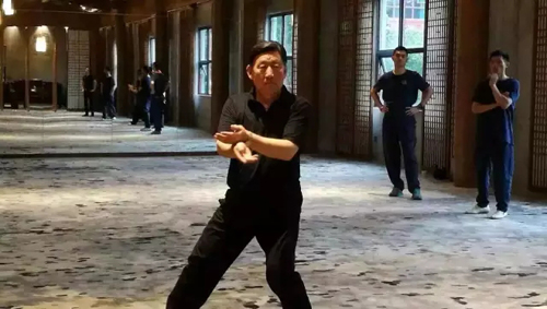 为学员示范动作