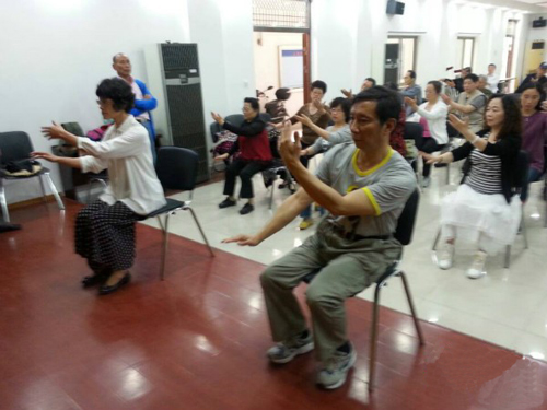 学员在学习"坐式吴氏太极拳"