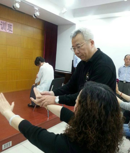 “坐式吴氏太极拳”每个动作通过意念活动带动下肢
