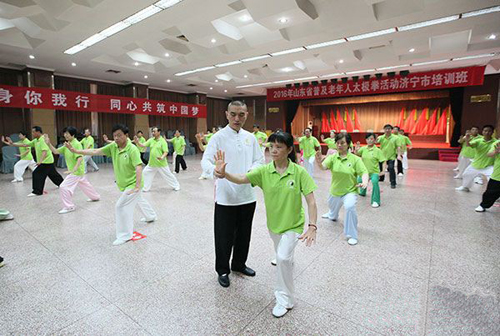 参加培训的学员虚心向太极拳专家请教学习