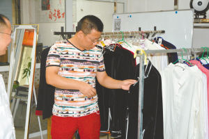 窦凯热心送太极服