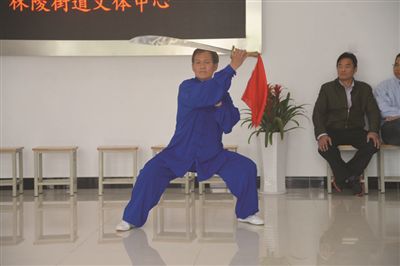 学员们在交流太极
