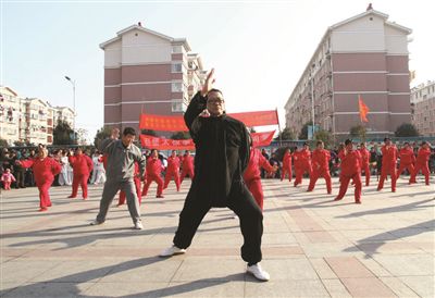王良伯带领学员们练习太极拳