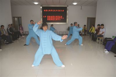 学员们在交流太极