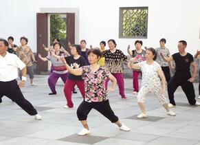 吴江:同里冒高温培训太极拳