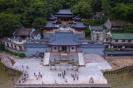 8月14日下午,络绎不绝的游客到飞来寺参观拜神。