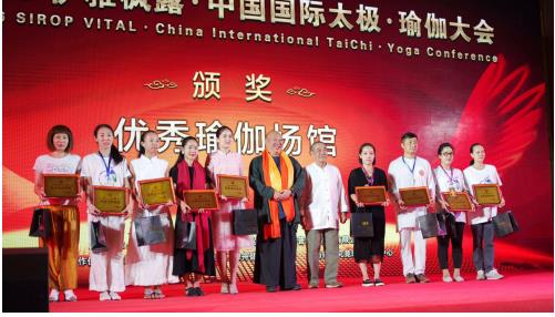 喜马拉雅究竟瑜伽古鲁·安然大师(左六)与台湾达心瑜伽第二代传人吴清助老师(左七)为获奖者颁奖