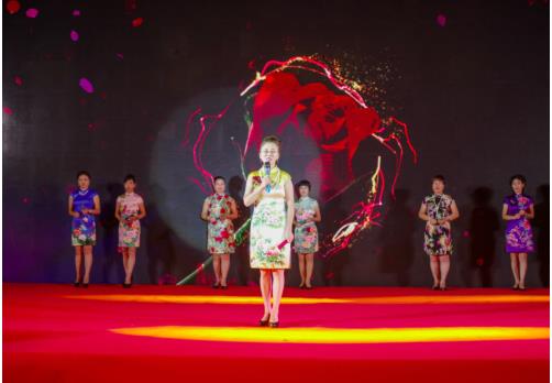 铿锵玫瑰战友团旗袍表演、团长杜庆洁女士讲话