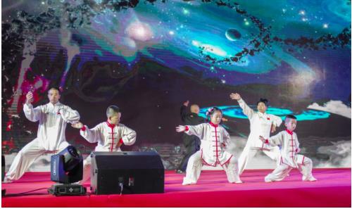 刘玲玲女士、李华山先生携全场最小的太极拳表演者带来太极拳表演《太极新韵》