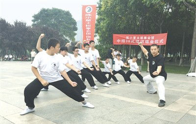 崔武装在指导学员练拳
