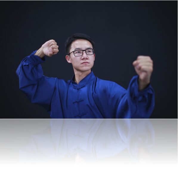 �������1983�����ڸ���������������ѧ�Ļ�����ѧ˶ʿ����������������Э�ᷢ���˼����鳤��������ѡ���¼ҹ�����̫������ǽ��������̫��ȭ���ң�����Ϊ��̫��С������������ϰ�䣬ʦ�������������ŵȶ�λ����̫��ȭ��ң������桶�ж�̫�����������弼�����Ļ�ʵ������������