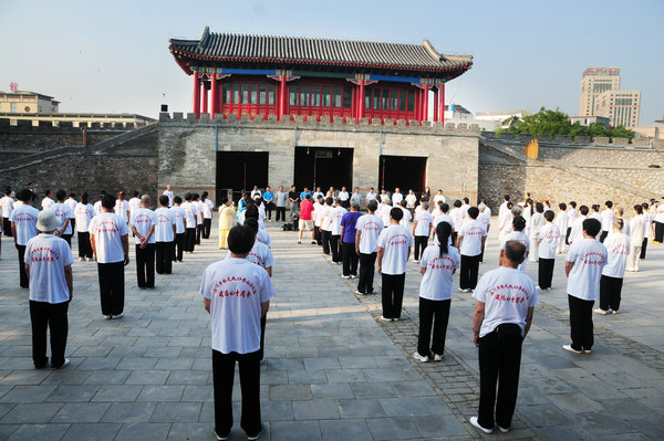 �е�����ʽ̫��ȭָ����վ������ȭ����ǰ��ף��վ��40��ļα��ͳе¸����쵼�ڳе±���ɽׯ�������ڳ���������䳡���������