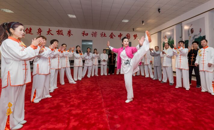 4������ǿ̫�����ӱ������������̫�����ֲ�&nbsp;&nbsp;
&nbsp;  �᳤������÷