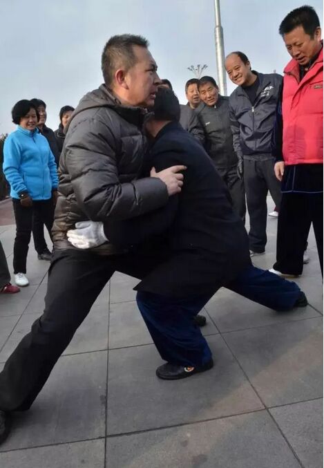 白安有老师现场教授太极推手基本技能