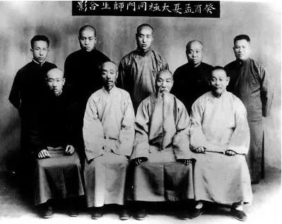 (1933年吴式太极同门合影,右2为王茂斋,后排站立中间者为王子英)