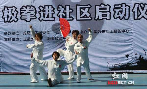 耄耋之年老人“一字马”霸气开场