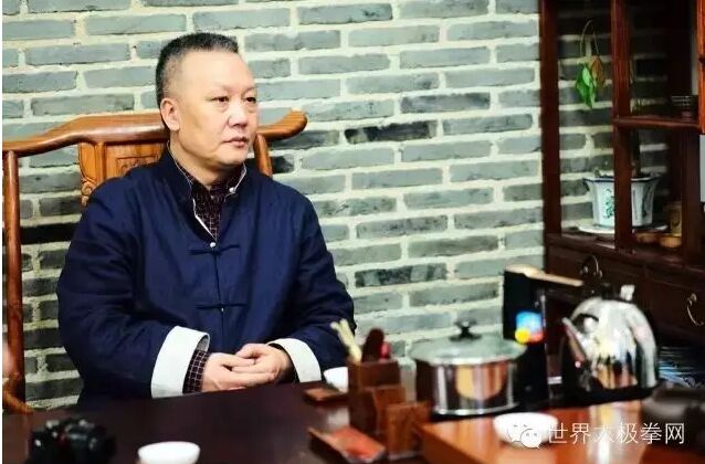 余功保先生,著名太极文化学者。出版有大量太极拳文化、理法图书。应邀在全国及世界各地进行了上百场太极文化演讲。