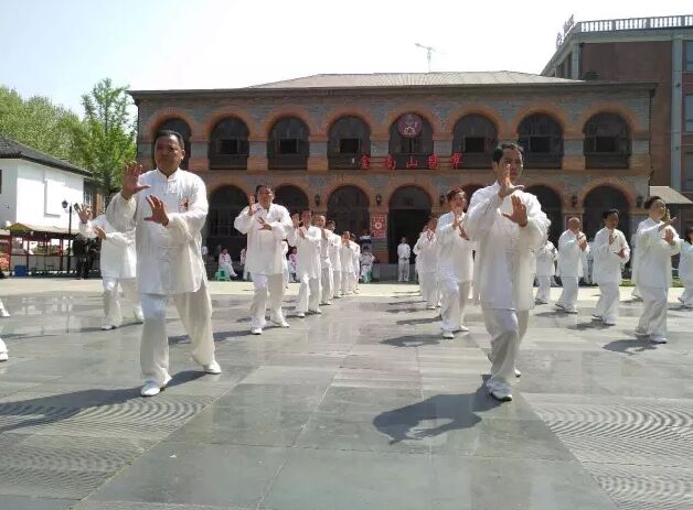 集体演练太极拳
