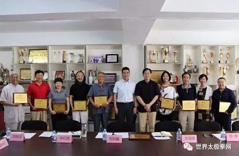 向专家组颁发聘书