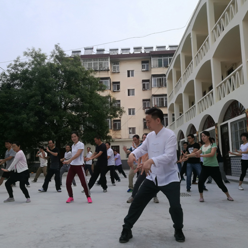 组织部长刘钰堂带领学员练习