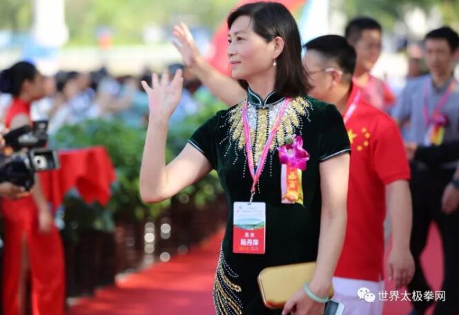 多次全国太极拳冠军获得者阮丹萍在红毯仪式上