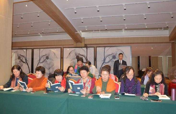 崔仲三老师学生在认真看书