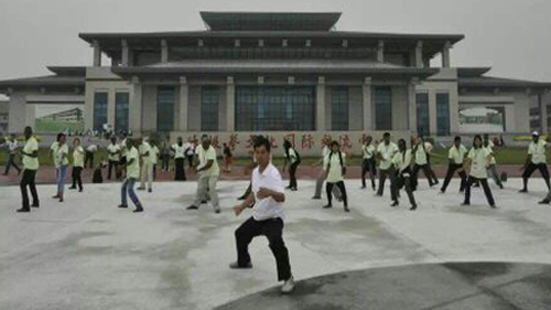 张福旺先生带领友人们习练太极拳