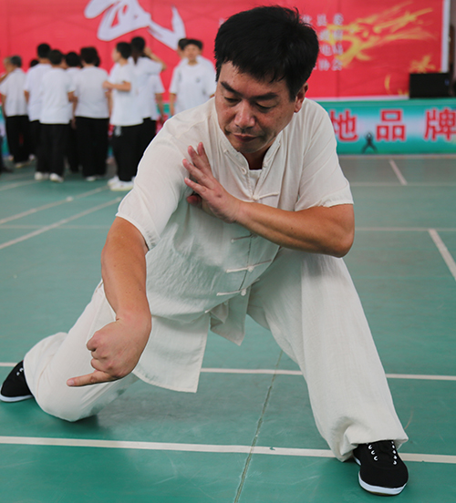 孙来演练螳螂拳