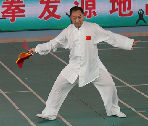 李诚表演刀术