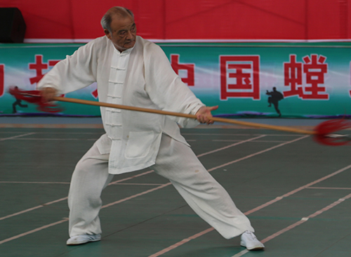 李明权表演双头枪