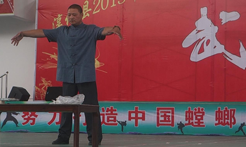 张少林表演铁砂掌