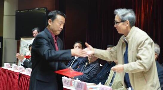 现场图(五)— 省政协陆栋副主席给方秀敏秘书长颁发聘书