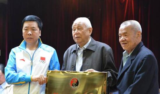 现场图(六)— 原西安副市长郝树茂和国家武术散打队领队田苏辉给李堃会长颁发陕西省武术协会会员单位会牌