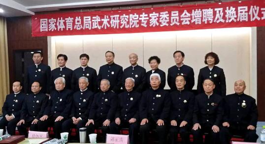 一排左起第六位:蔡龙云先生 二排左起第四位:曾乃梁先生