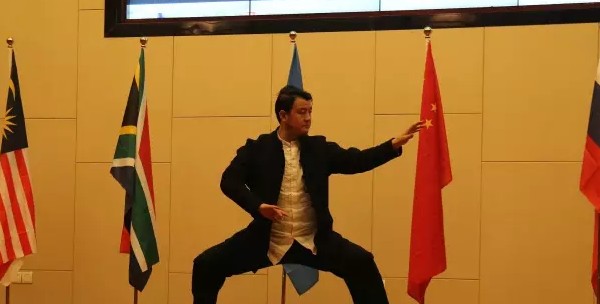 武术名家白义海在论坛上表演