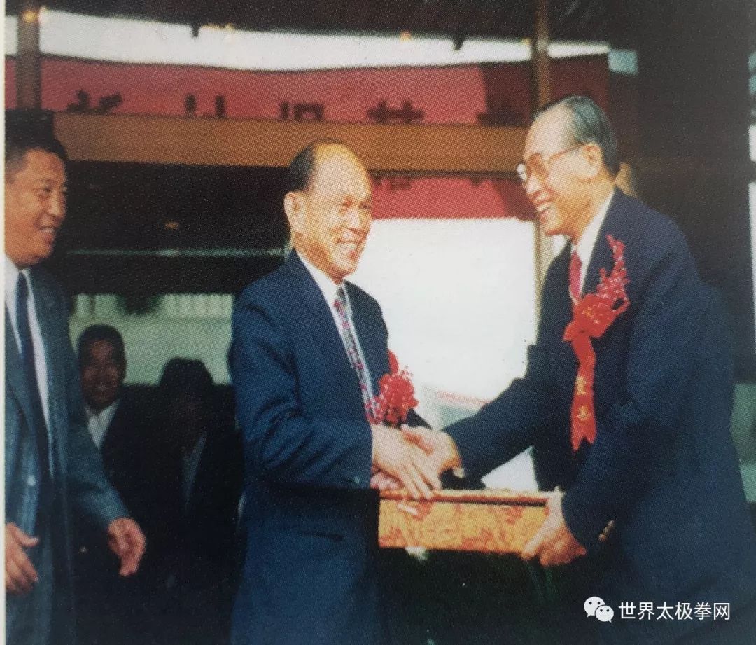 为武术院办公楼捐助者霍英东先生颁发纪念品