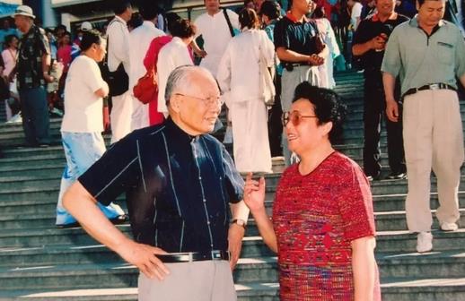 徐老夫妇在新疆乌鲁木齐红山体育馆