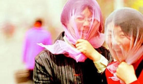 八十年代街上流行“一把抓”纱巾