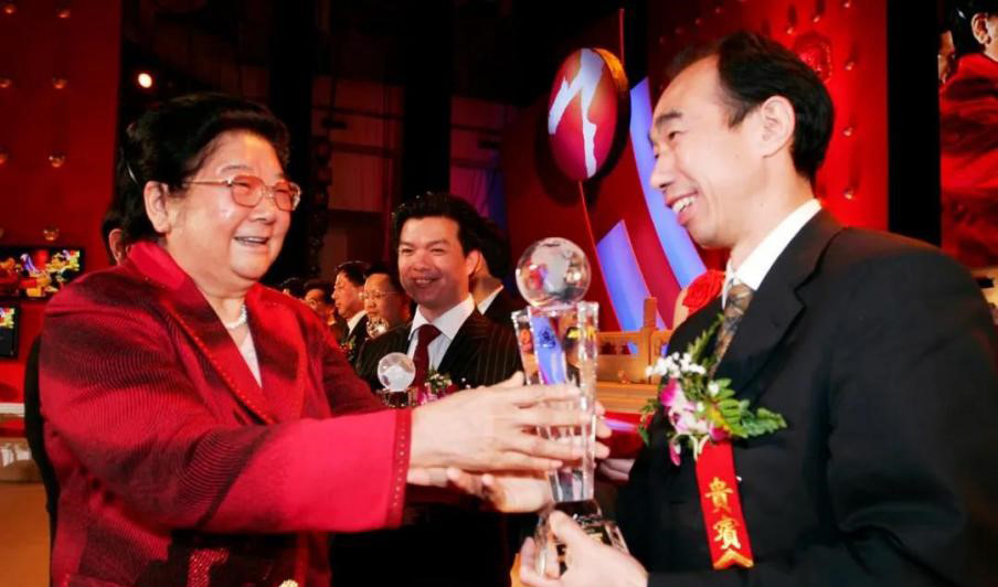 2005年中国十大系列英才颁奖典礼上,全国人大副委员长、妇联主席顾秀莲为邱淦清颁奖